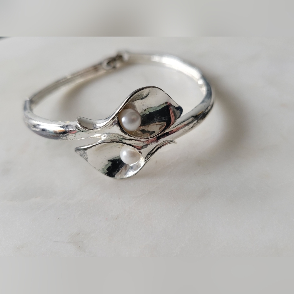 Vintage Avon Calla Lily bracelet bangle